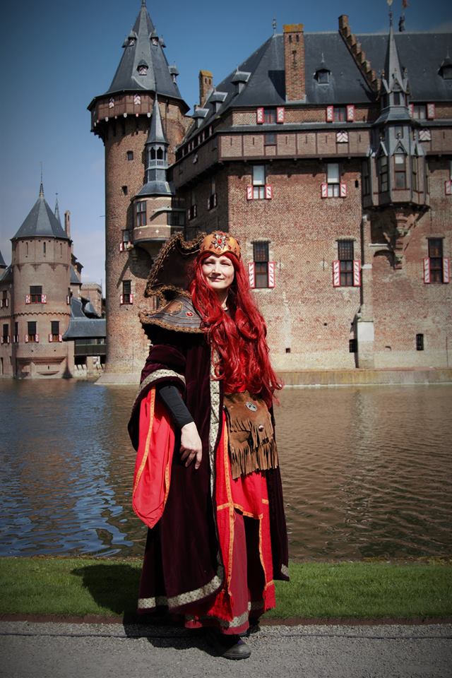 Femme costume château rouge