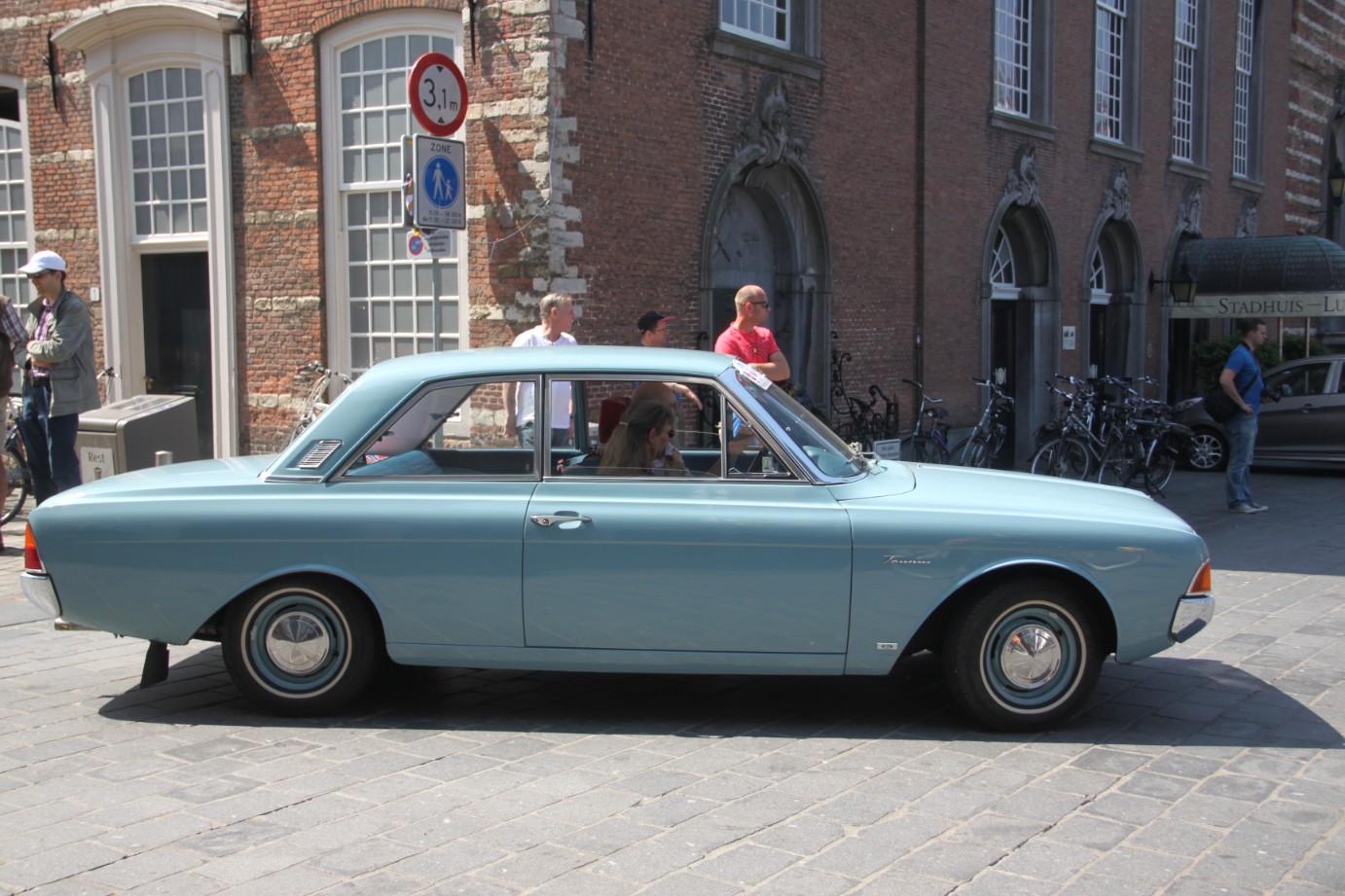 Ford Taunus bleu rue pavée