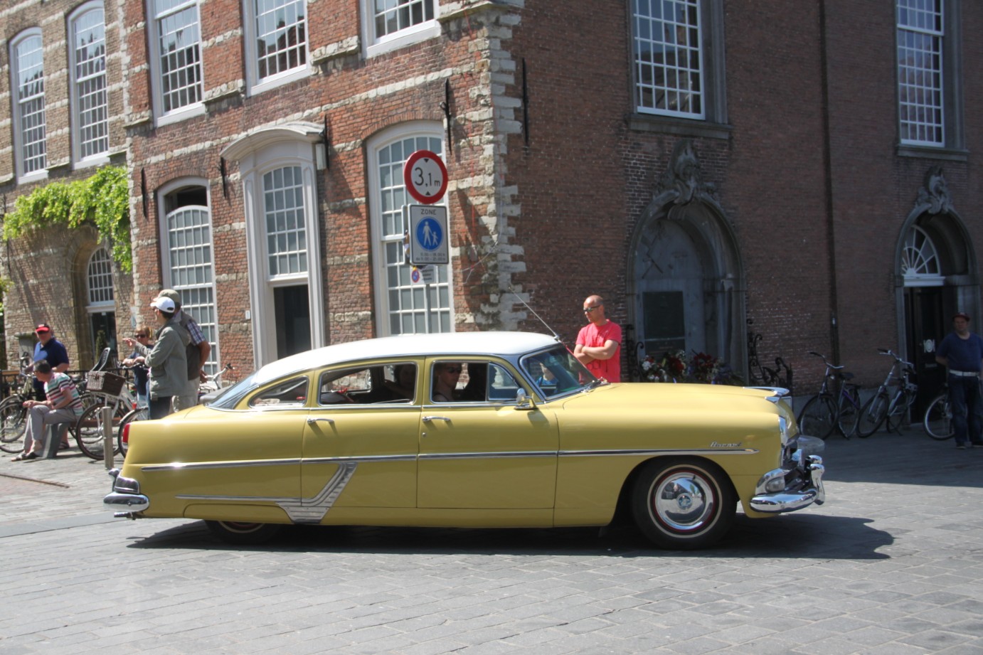 Hudson berline jaune place pavée