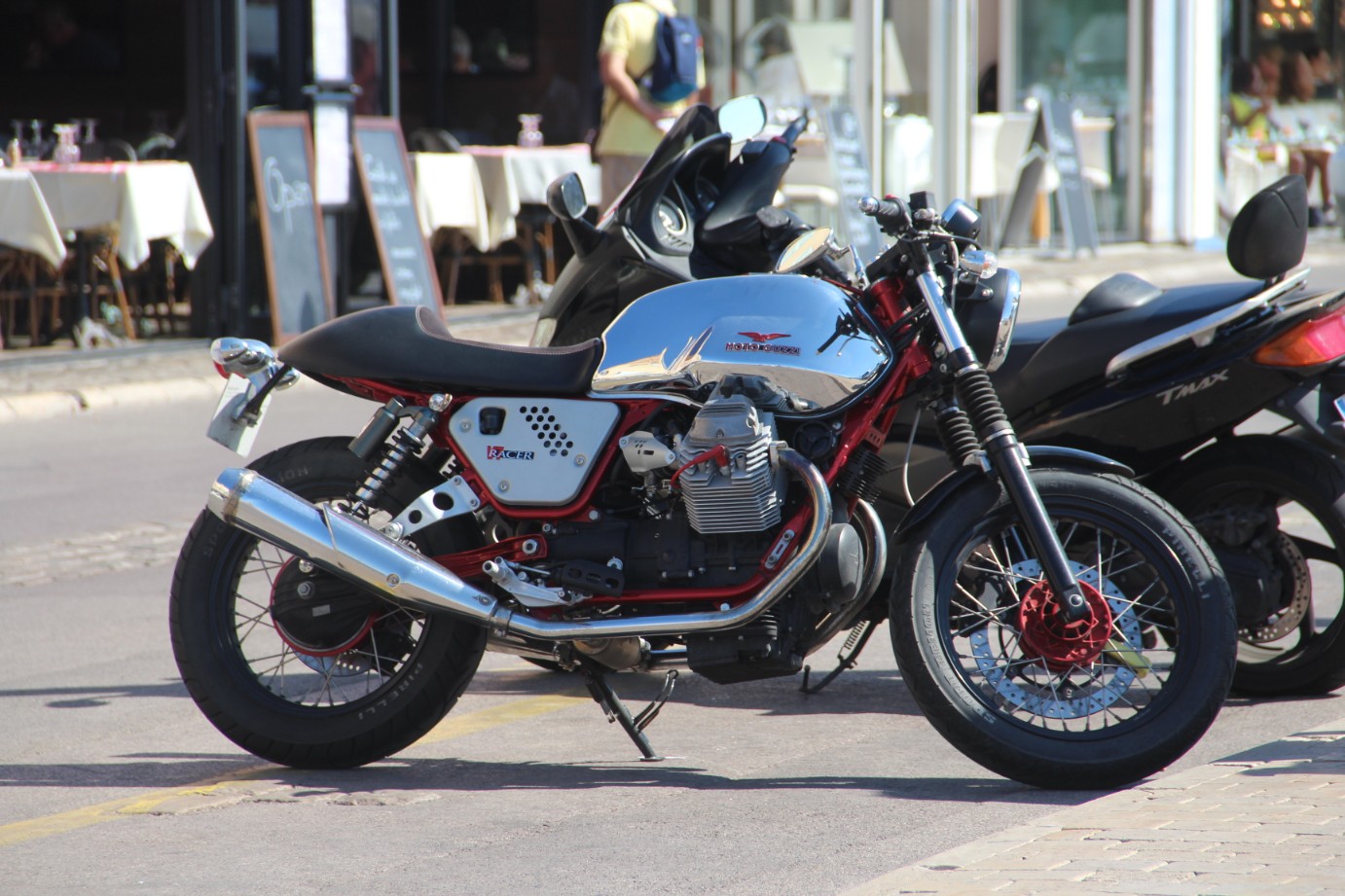 Moto garée terrasse chrome rouge