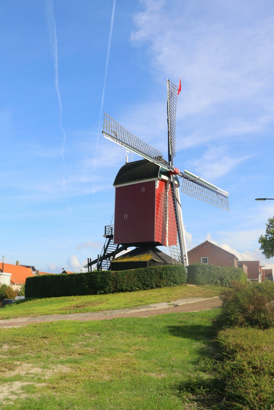 Moulin vent pelouse rouge